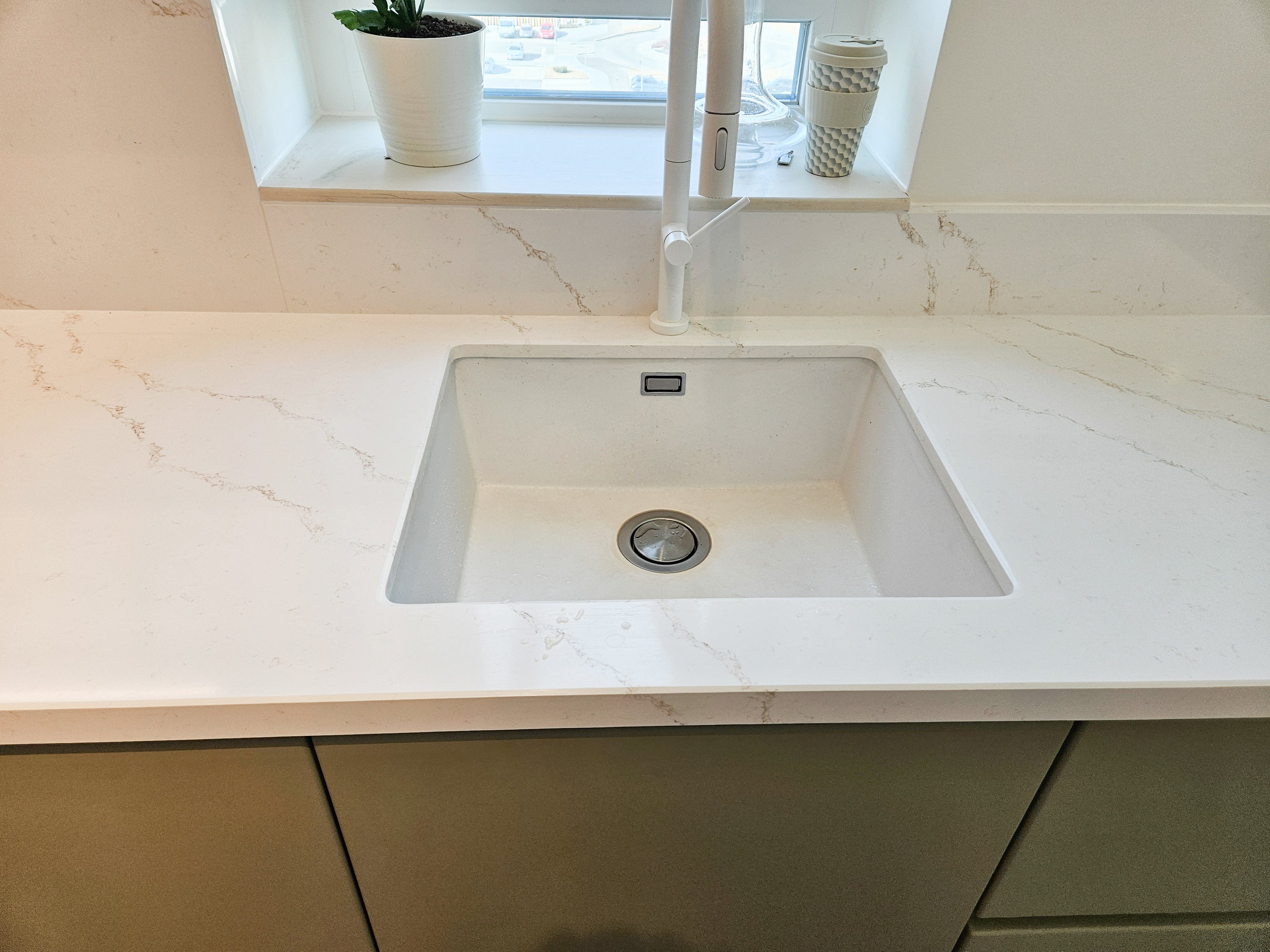 Mobilier de bucătărie NORVINIA cu blat din cuarț compozit și chiuvetă montată sub blat, fronturi din MDF termoformat