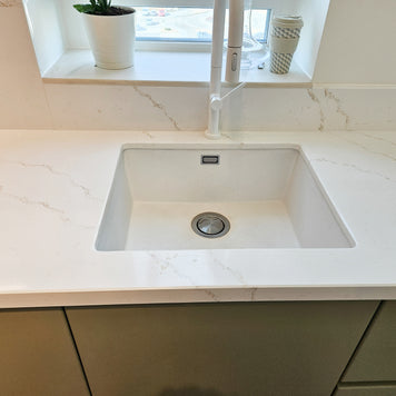 Mobilier de bucătărie NORVINIA cu blat din cuarț compozit și chiuvetă montată sub blat, fronturi din MDF termoformat