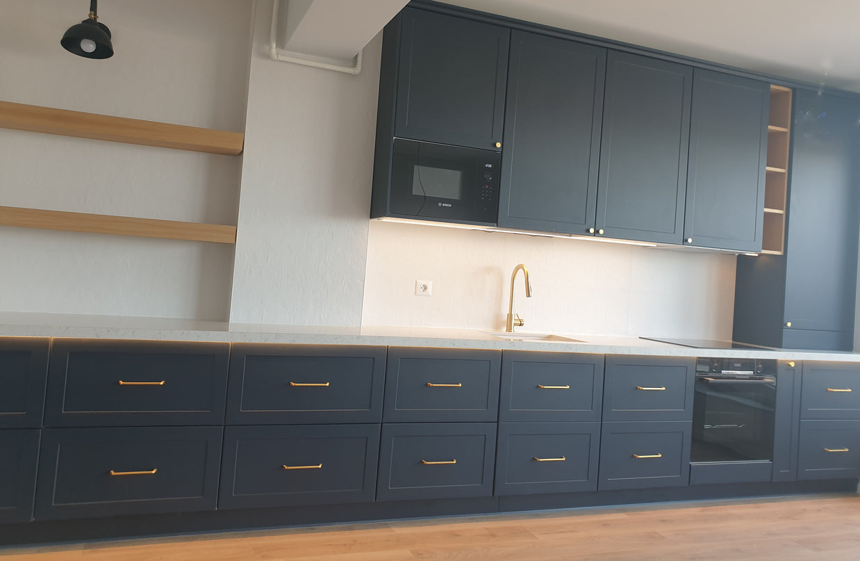 Mobilă de bucătărie NORVINIA cu blat din cuarț compozit și chiuvetă montată sub blat