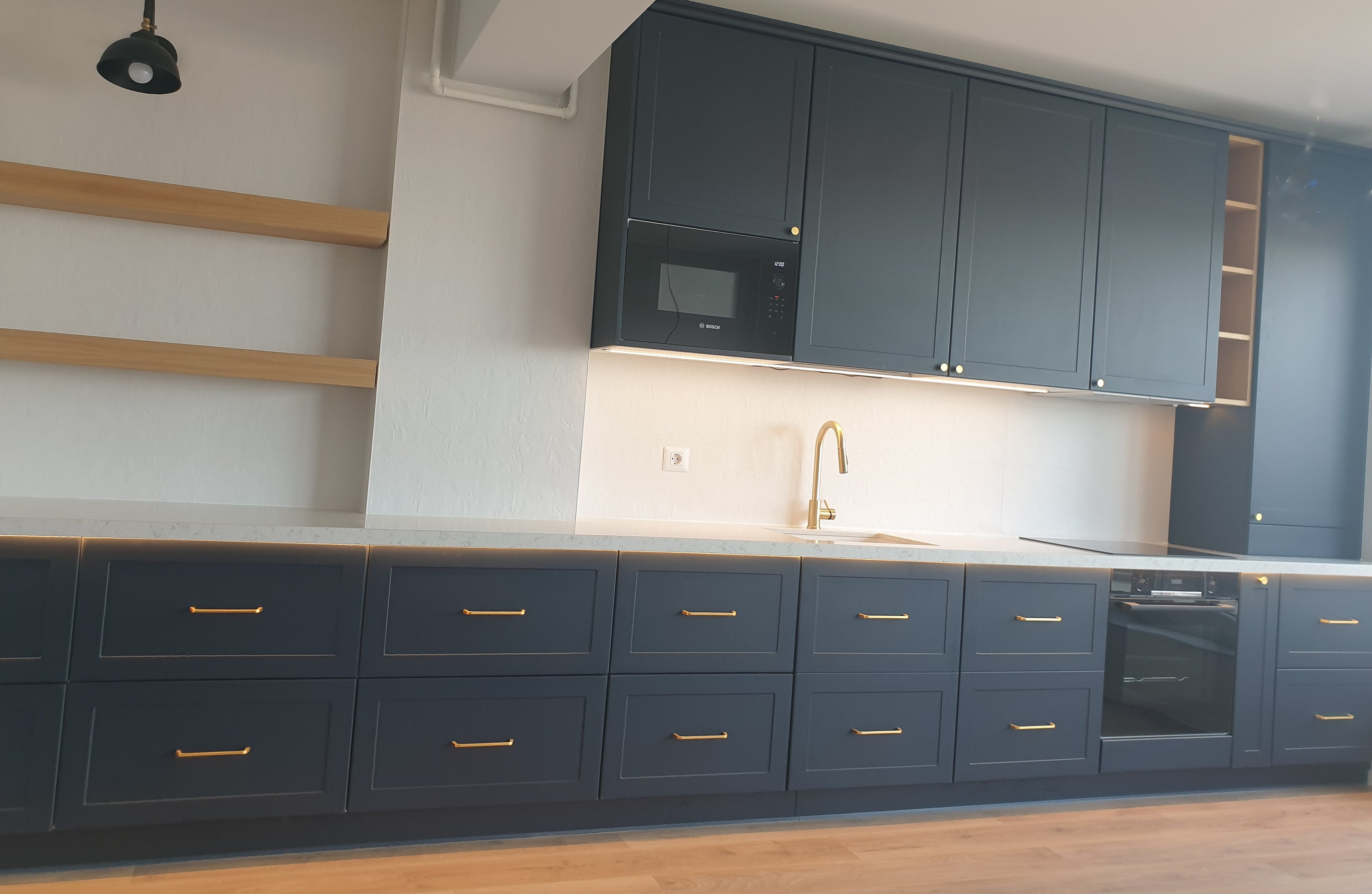 Mobilă de bucătărie NORVINIA cu blat din cuarț compozit și chiuvetă montată sub blat