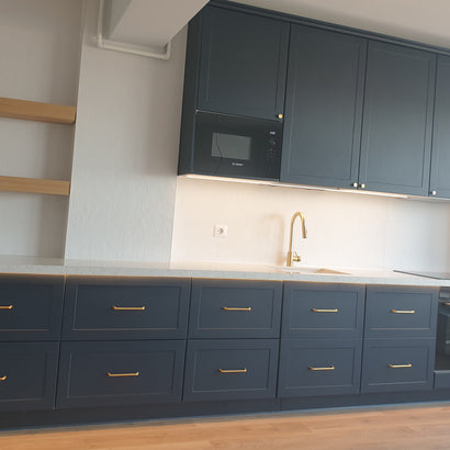 Mobilă de bucătărie NORVINIA cu blat din cuarț compozit și chiuvetă montată sub blat