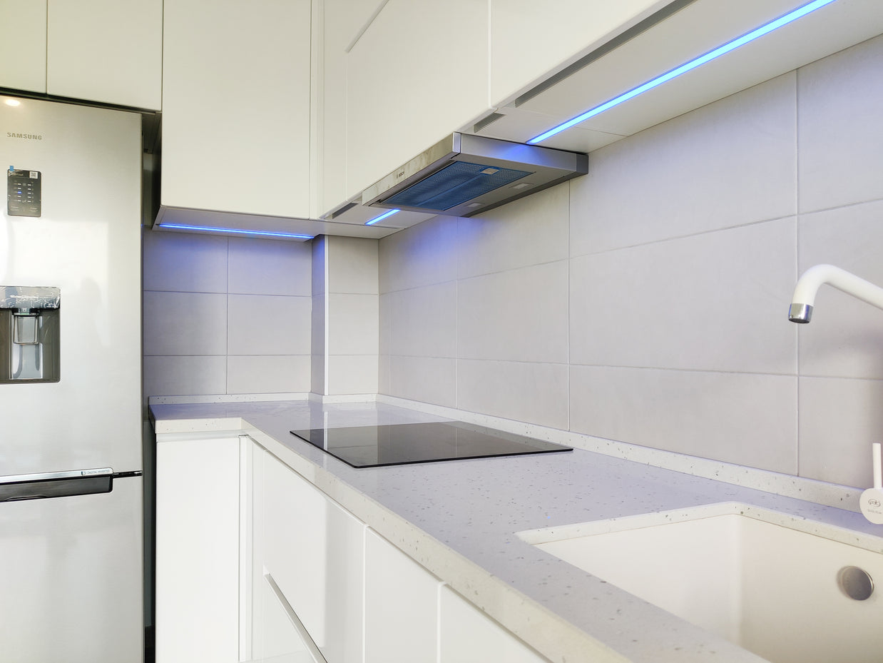 Mobilier bucătărie NORVINIA, cu mânere Gola ascunse în spatele ușilor, blat din cuarț compozit și chiuvetă montată sub blat