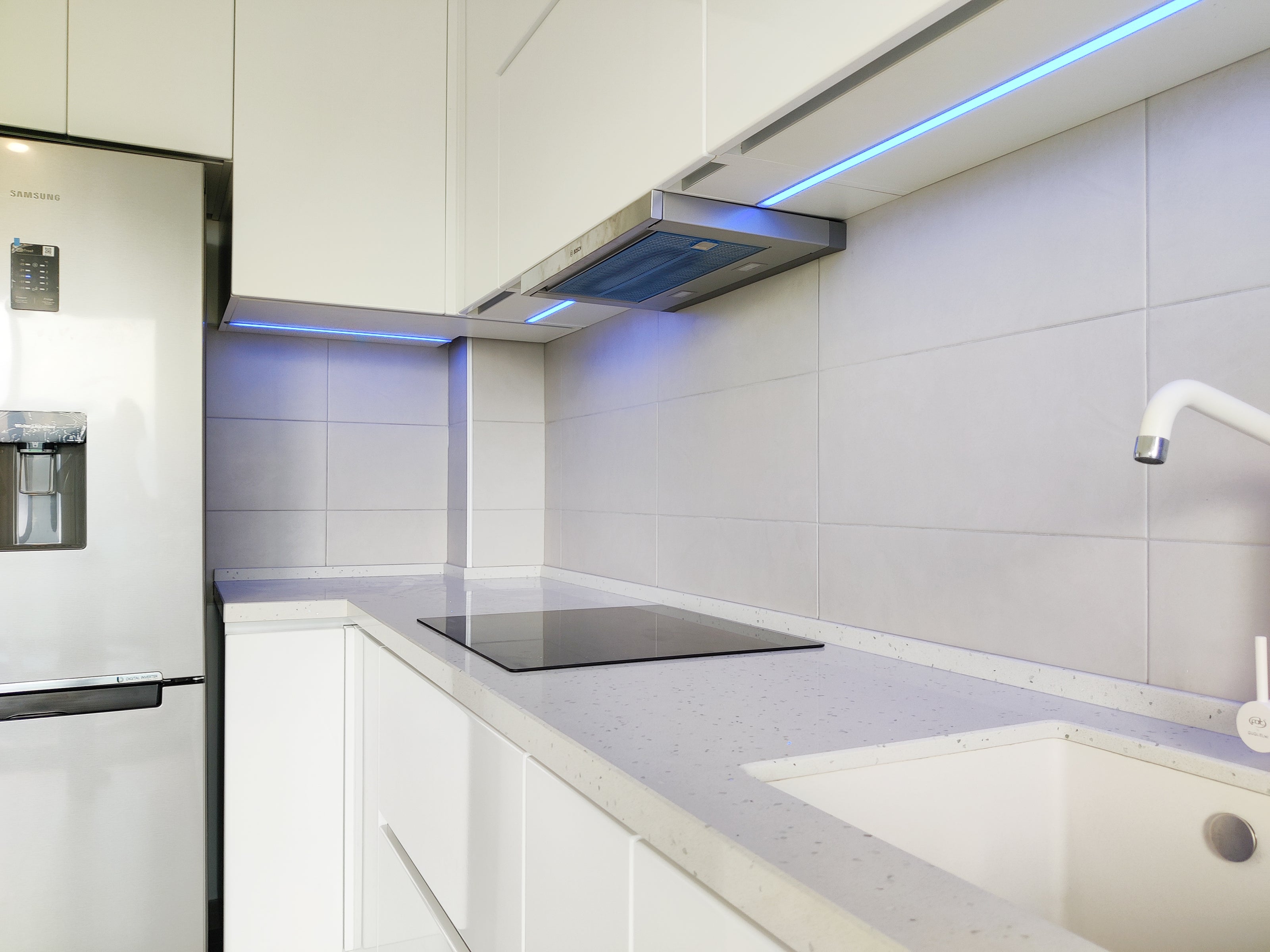 Mobilier bucătărie NORVINIA, cu mânere Gola ascunse în spatele ușilor, blat din cuarț compozit și chiuvetă montată sub blat