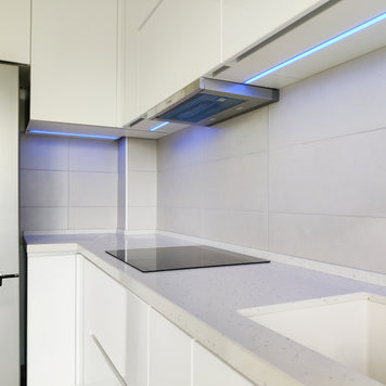 Mobilier bucătărie NORVINIA, cu mânere Gola ascunse în spatele ușilor, blat din cuarț compozit și chiuvetă montată sub blat