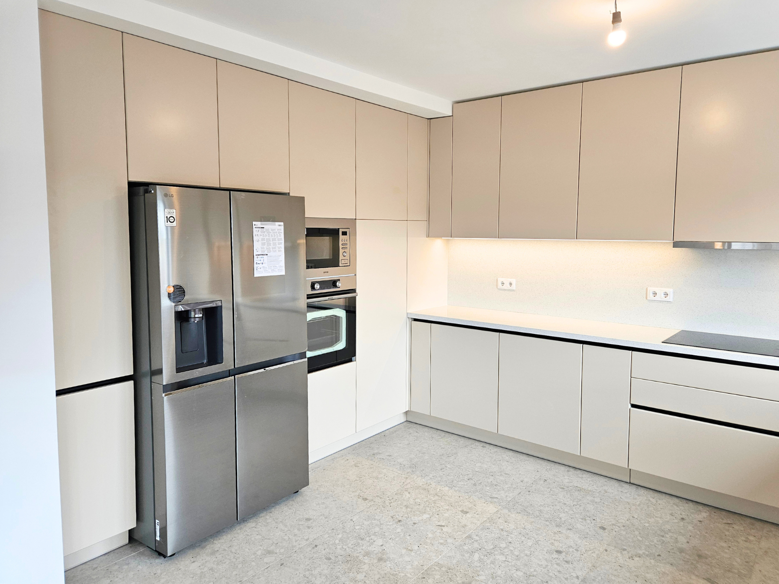 Mobilier pentru bucătărie NORVINIA, cu mânere profil GOLA, cu blat din cuarț compozit și chiuvetă montată sub blat