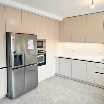 Mobilier pentru bucătărie NORVINIA, cu mânere profil GOLA, cu blat din cuarț compozit și chiuvetă montată sub blat