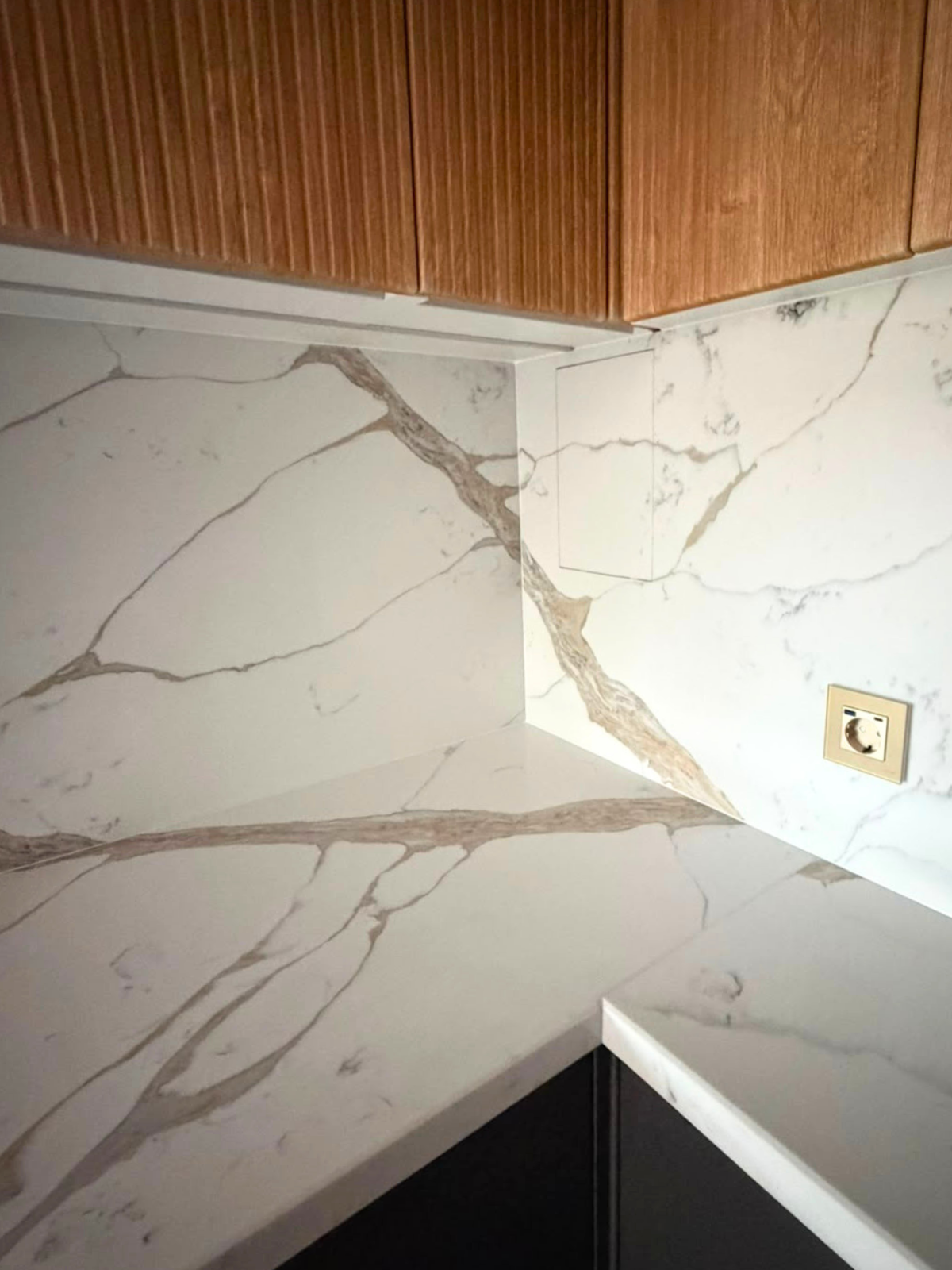 Mobilier din MDF termoformat cu blat și contrablat din cuarț compozit, cu mânere tip profil GOLA
