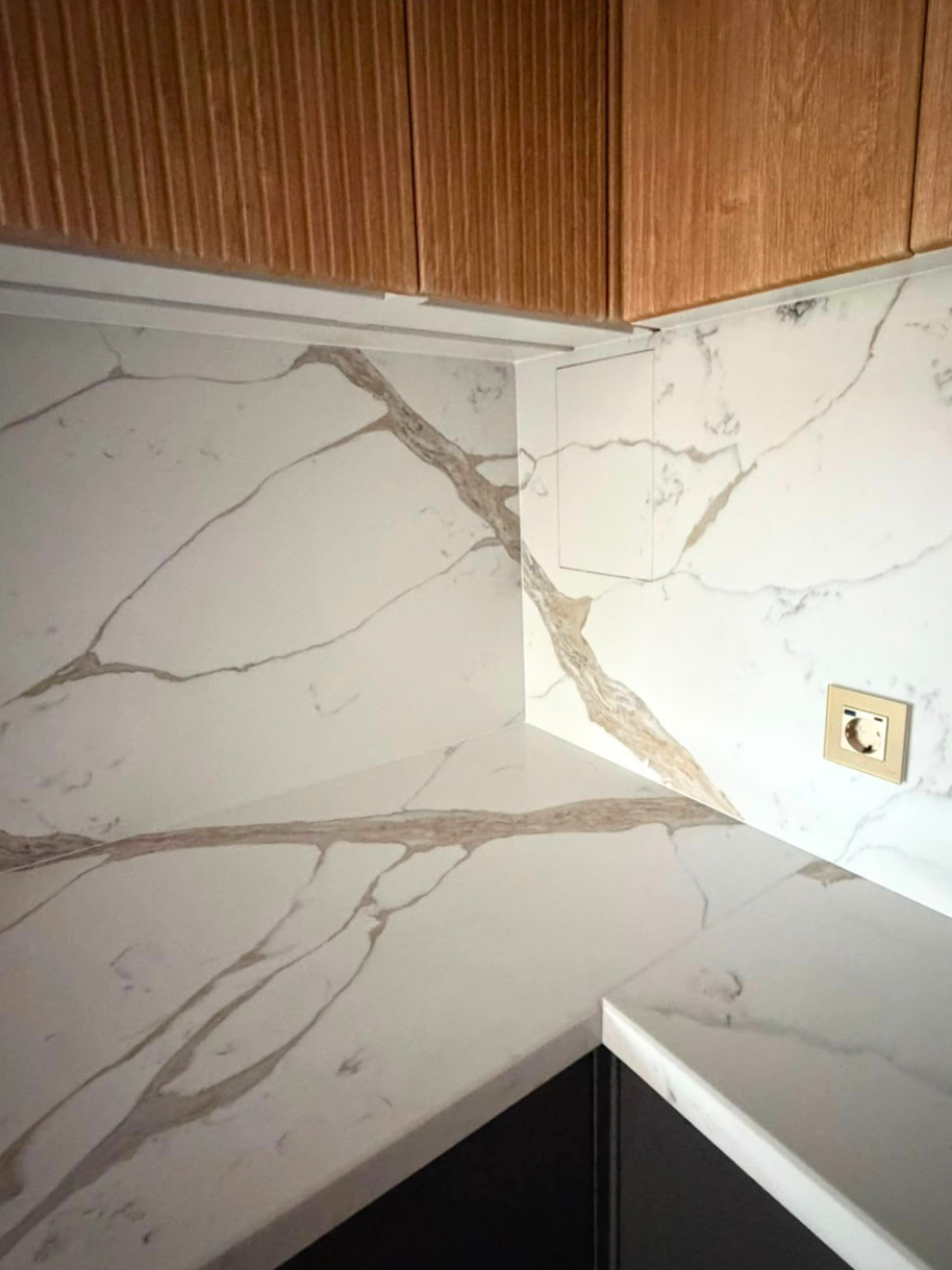 Mobilier din MDF termoformat cu blat și contrablat din cuarț compozit, cu mânere tip profil GOLA