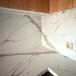 Mobilier din MDF termoformat cu blat și contrablat din cuarț compozit, cu mânere tip profil GOLA
