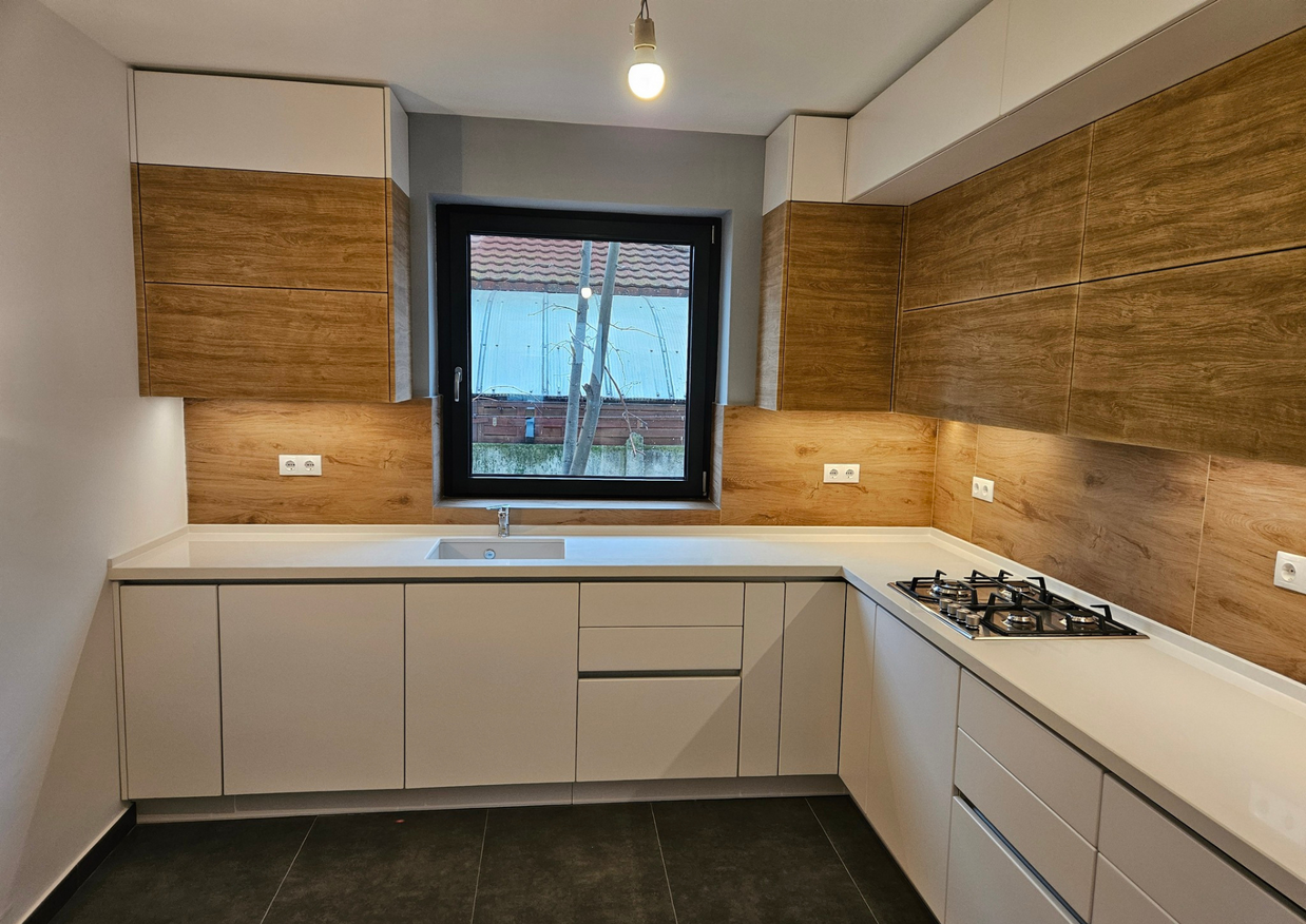 Mobilă bucătărie fabricată la comandă de NORVINIA din MDF termoformat, blat din cuarț compozit cu chiuvetă montată sub blat