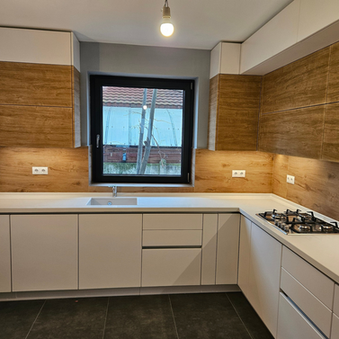 Mobilă bucătărie fabricată la comandă de NORVINIA din MDF termoformat, blat din cuarț compozit cu chiuvetă montată sub blat