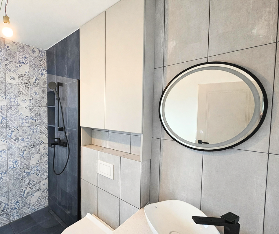 Mobilier pentru baie realizat la comandă de NORVINIA cu blat din cuartz compozit