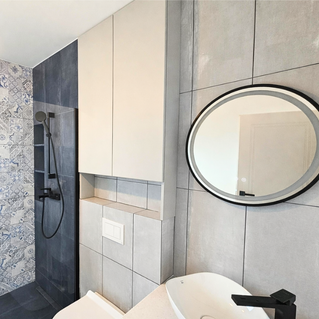 Mobilier pentru baie realizat la comandă de NORVINIA cu blat din cuartz compozit