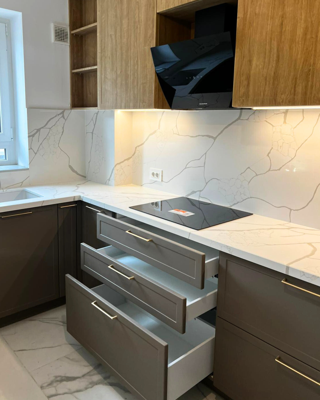 Mobilier bucătărie NORVINIA, cu blat din cuarț compozit și chiuvetă montată sub blat