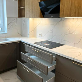 Mobilier bucătărie NORVINIA, cu blat din cuarț compozit și chiuvetă montată sub blat