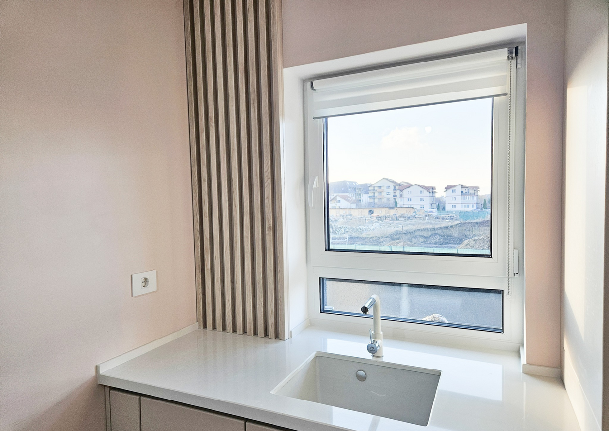 Mobilă bucătărie fabricată la comandă de NORVINIA din MDF termoformat, blat și glaf geam din cuarț compozit cu chiuvetă montată sub blat