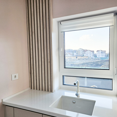 Mobilă bucătărie fabricată la comandă de NORVINIA din MDF termoformat, blat și glaf geam din cuarț compozit cu chiuvetă montată sub blat