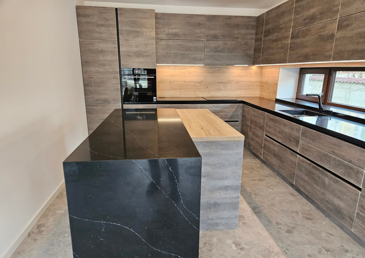 Mobilă bucătărie fabricată la comandă de NORVINIA din MDF termoformat, blat și glaf geam din cuarț compozit cu chiuvetă montată sub blat