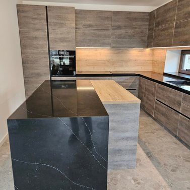 Mobilă bucătărie fabricată la comandă de NORVINIA din MDF termoformat, blat și glaf geam din cuarț compozit cu chiuvetă montată sub blat