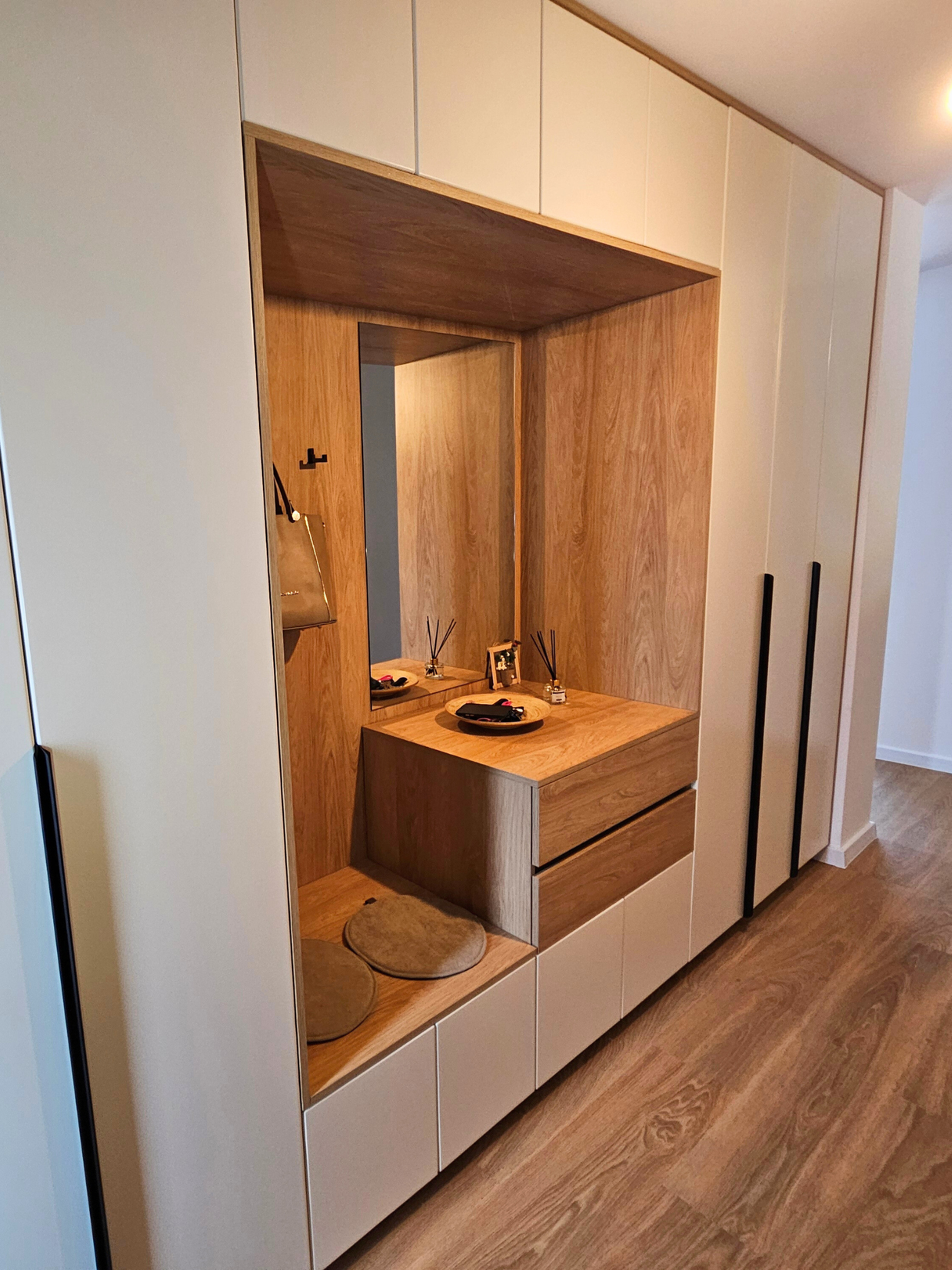 Ansamblu mobilier pentru hol cu oglindă realizat la comandă de NORVINIA