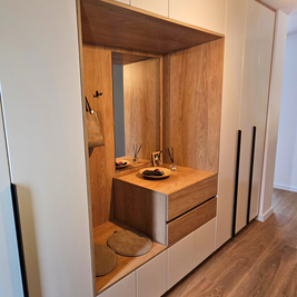 Ansamblu mobilier pentru hol cu oglindă realizat la comandă de NORVINIA