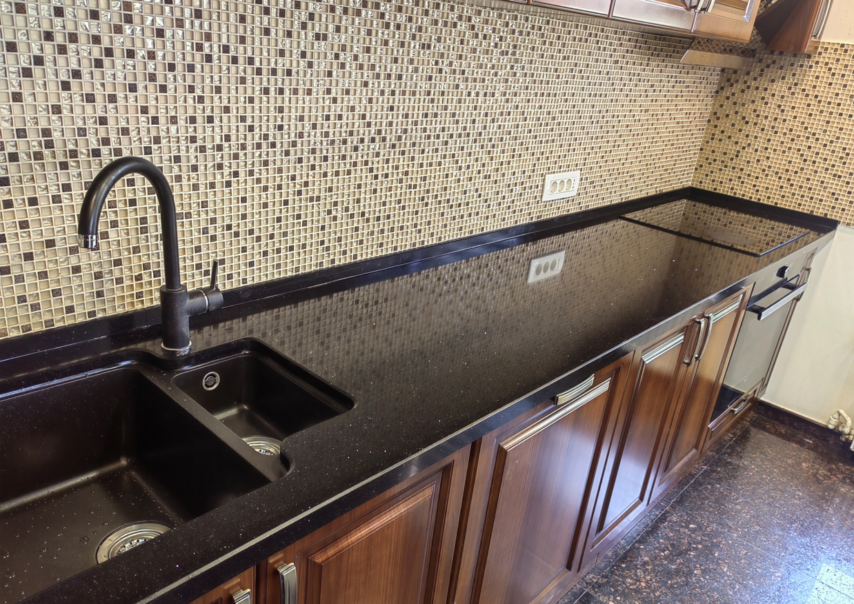 Blat cuarț compozit fabricat de NORVINIA cu chiuvetă montată sub blat, insulă din cuarț compozit, mobilierul nu este fabricat de NORVINIA