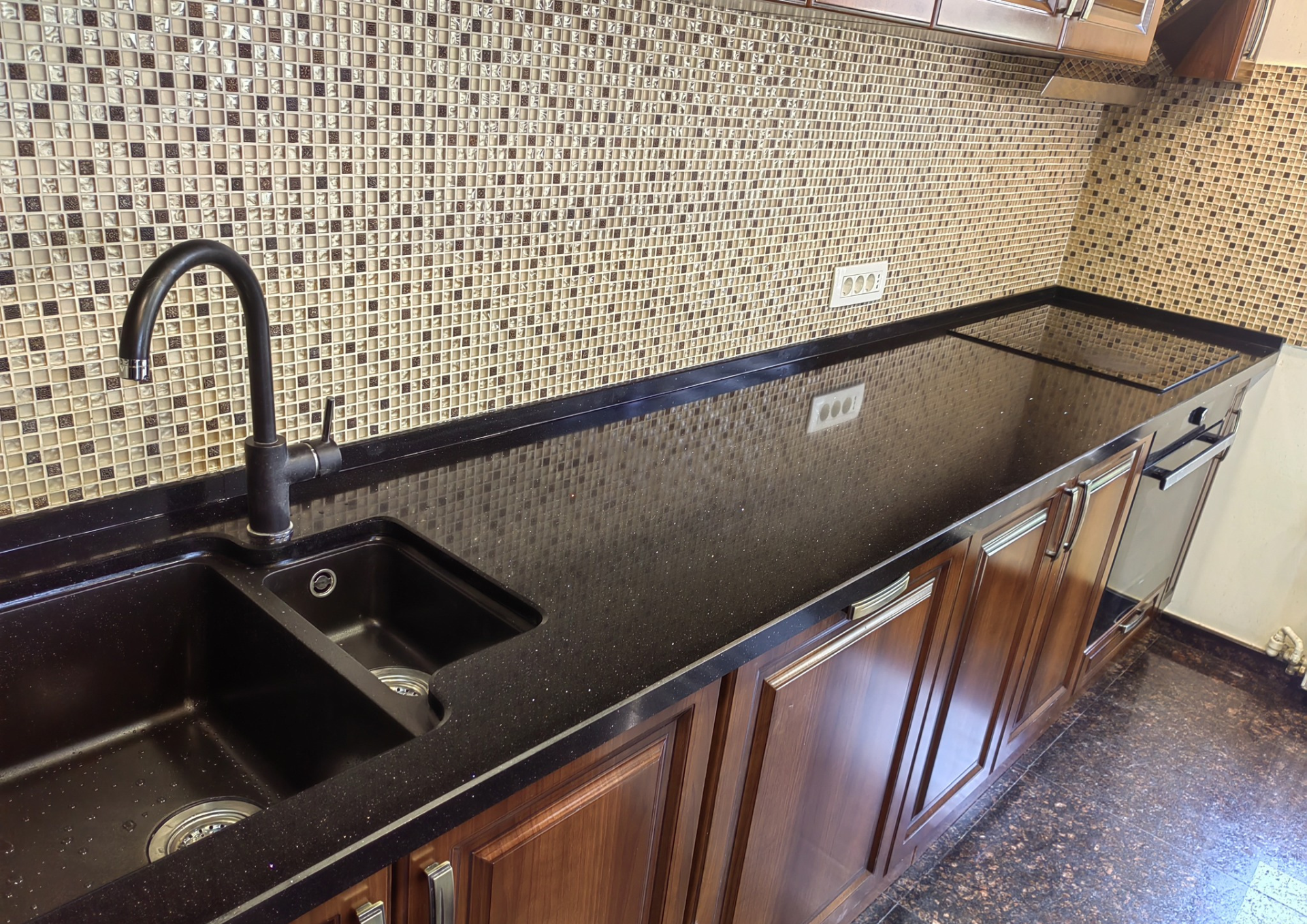 Blat cuarț compozit fabricat de NORVINIA cu chiuvetă montată sub blat, insulă din cuarț compozit, mobilierul nu este fabricat de NORVINIA