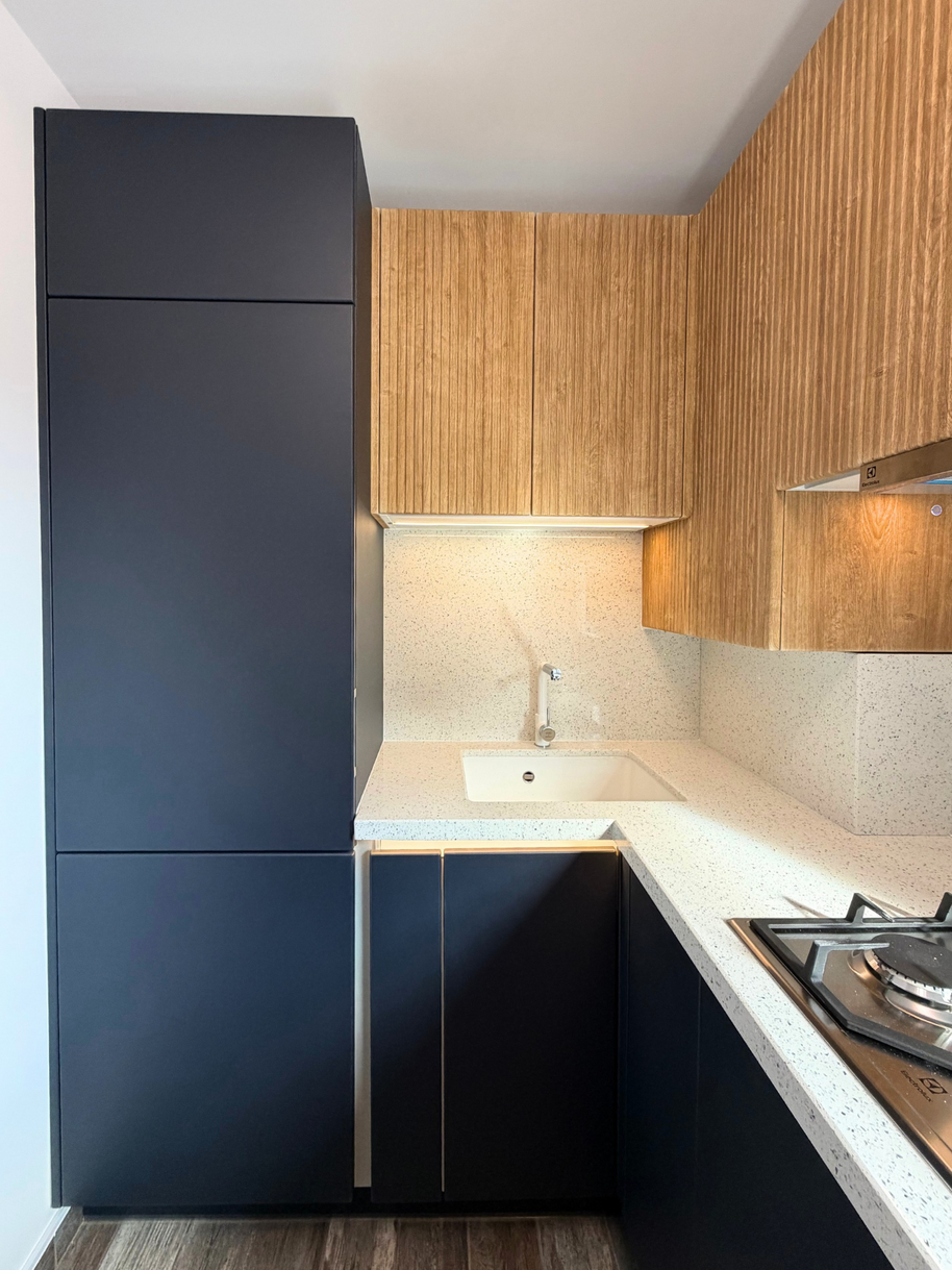 Mobilier din MDF termoformat cu blat, contrablat din cuarț compozit și mânere tip profil GOLA
