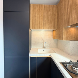 Mobilier din MDF termoformat cu blat, contrablat din cuarț compozit și mânere tip profil GOLA