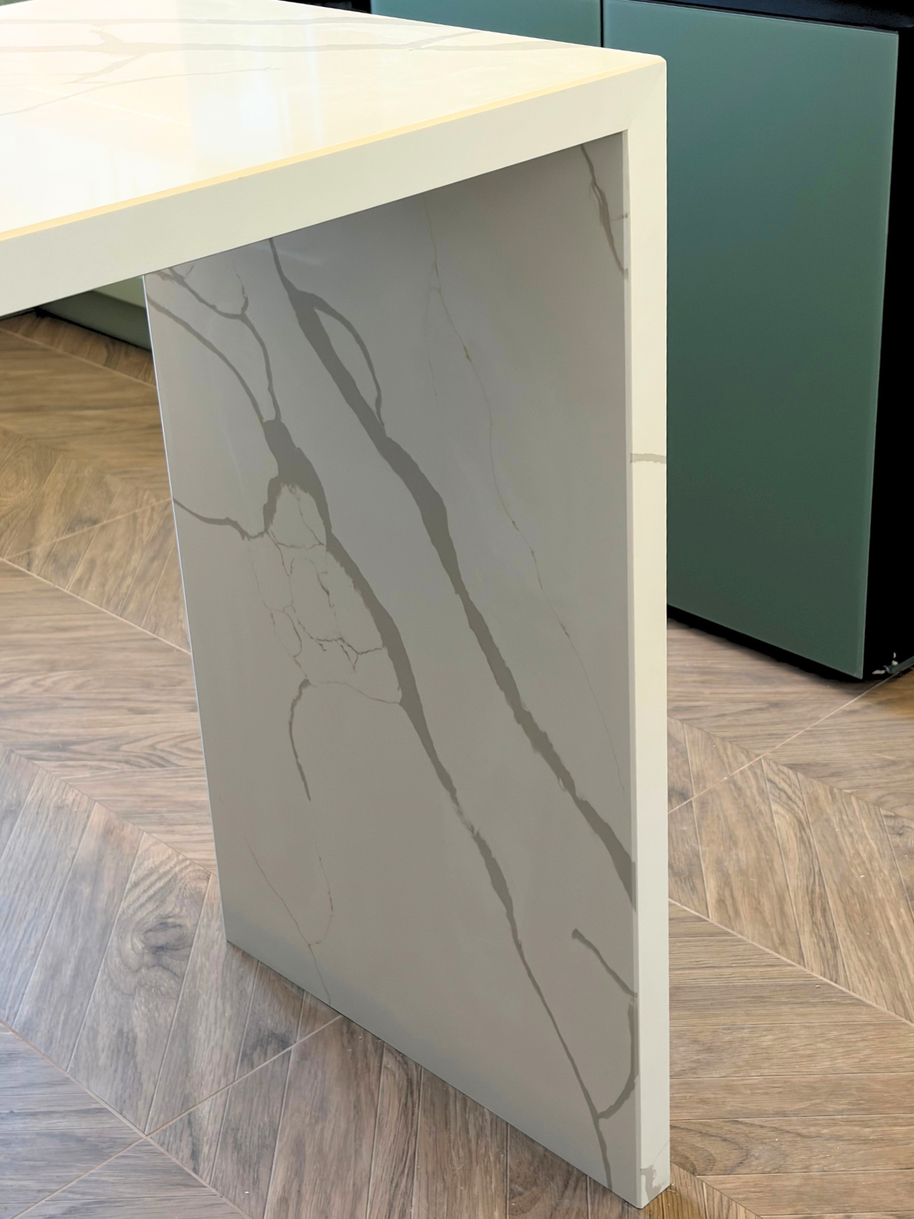 Mobilier din MDF termoformat cu blat, contrablat și picior peninsulă din cuarț compozit și mânere metalice aplicat
