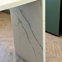 Mobilier din MDF termoformat cu blat, contrablat și picior peninsulă din cuarț compozit și mânere metalice aplicat