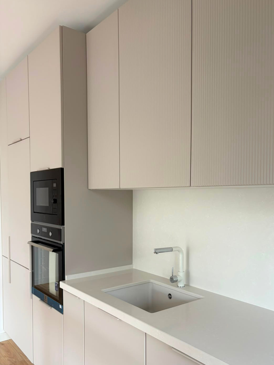 Mobilier de bucătărie din MDF termoformat, cu blat din cuarț și mânere aplicate