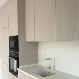 Mobilier de bucătărie din MDF termoformat, cu blat din cuarț și mânere aplicate