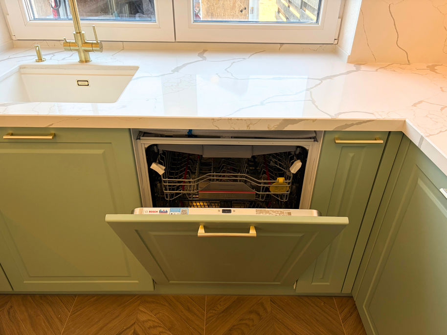 Mobilier din MDF termoformat cu blat, contrablat și picior peninsulă din cuarț compozit și mânere metalice aplicat