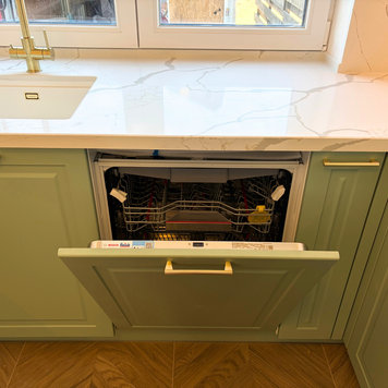 Mobilier din MDF termoformat cu blat, contrablat și picior peninsulă din cuarț compozit și mânere metalice aplicat