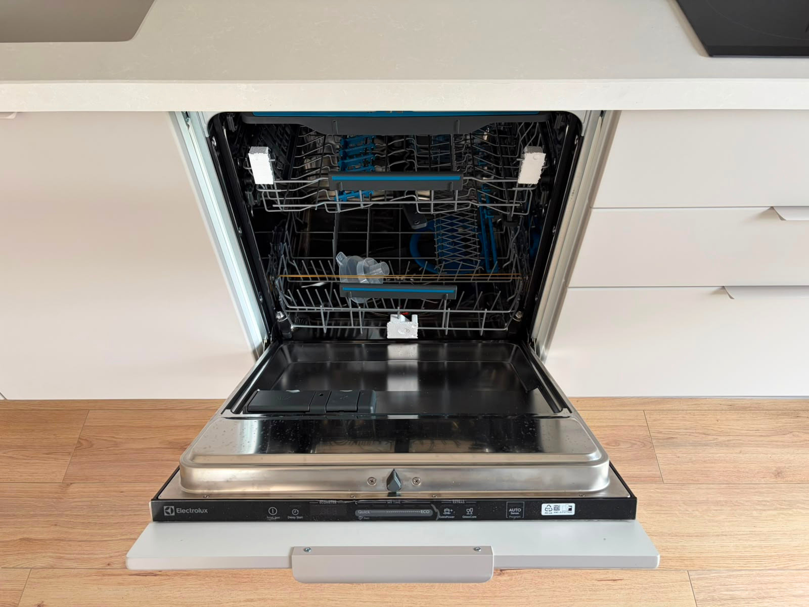 Mobilier de bucătărie din MDF termoformat, cu blat din cuarț și mânere aplicate