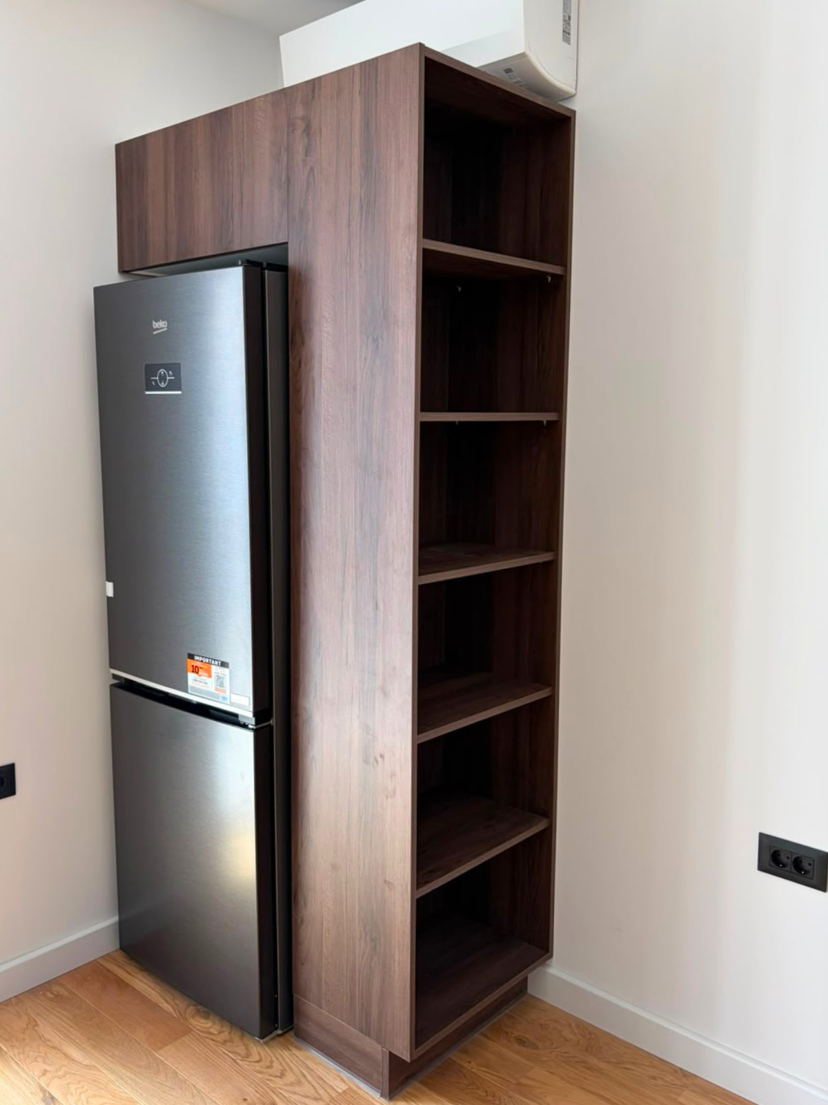Mobilier din MDF termoformat cu blat termorezistent și mânere metalice aplicate/tip profil GOLA