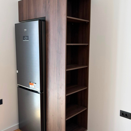 Mobilier din MDF termoformat cu blat termorezistent și mânere metalice aplicate/tip profil GOLA