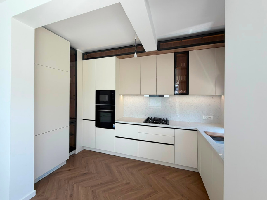 Mobilier din MDF termoformat cu blat din cuarț compozit și mânere gola, finisaj negru mat