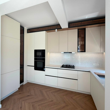 Mobilier din MDF termoformat cu blat din cuarț compozit și mânere gola, finisaj negru mat