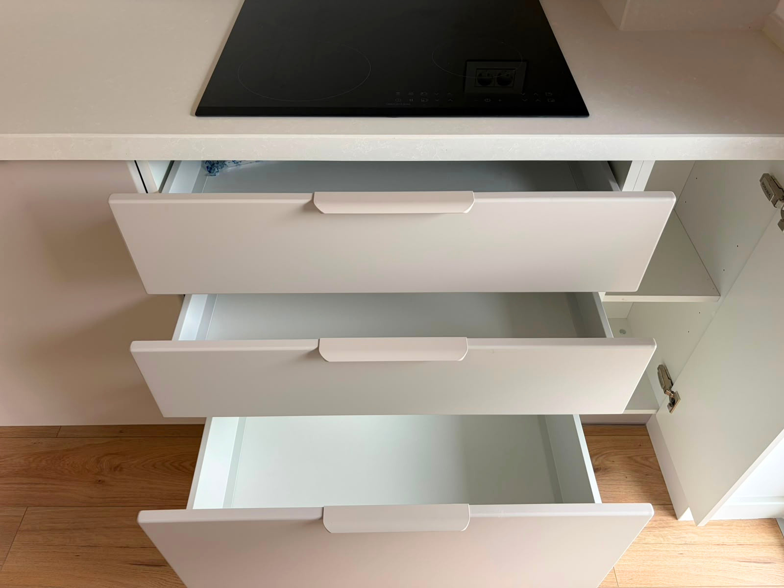 Mobilier de bucătărie din MDF termoformat, cu blat din cuarț și mânere aplicate