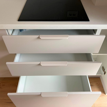 Mobilier de bucătărie din MDF termoformat, cu blat din cuarț și mânere aplicate