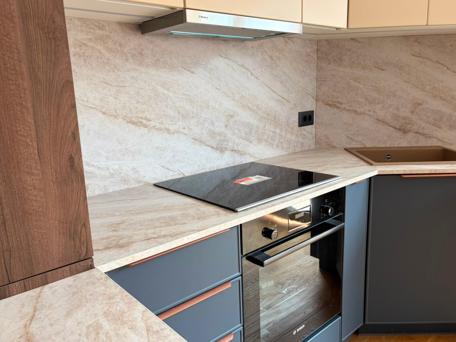 Mobilier din MDF termoformat cu blat termorezistent și mânere metalice aplicate/tip profil GOLA