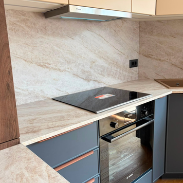 Mobilier din MDF termoformat cu blat termorezistent și mânere metalice aplicate/tip profil GOLA