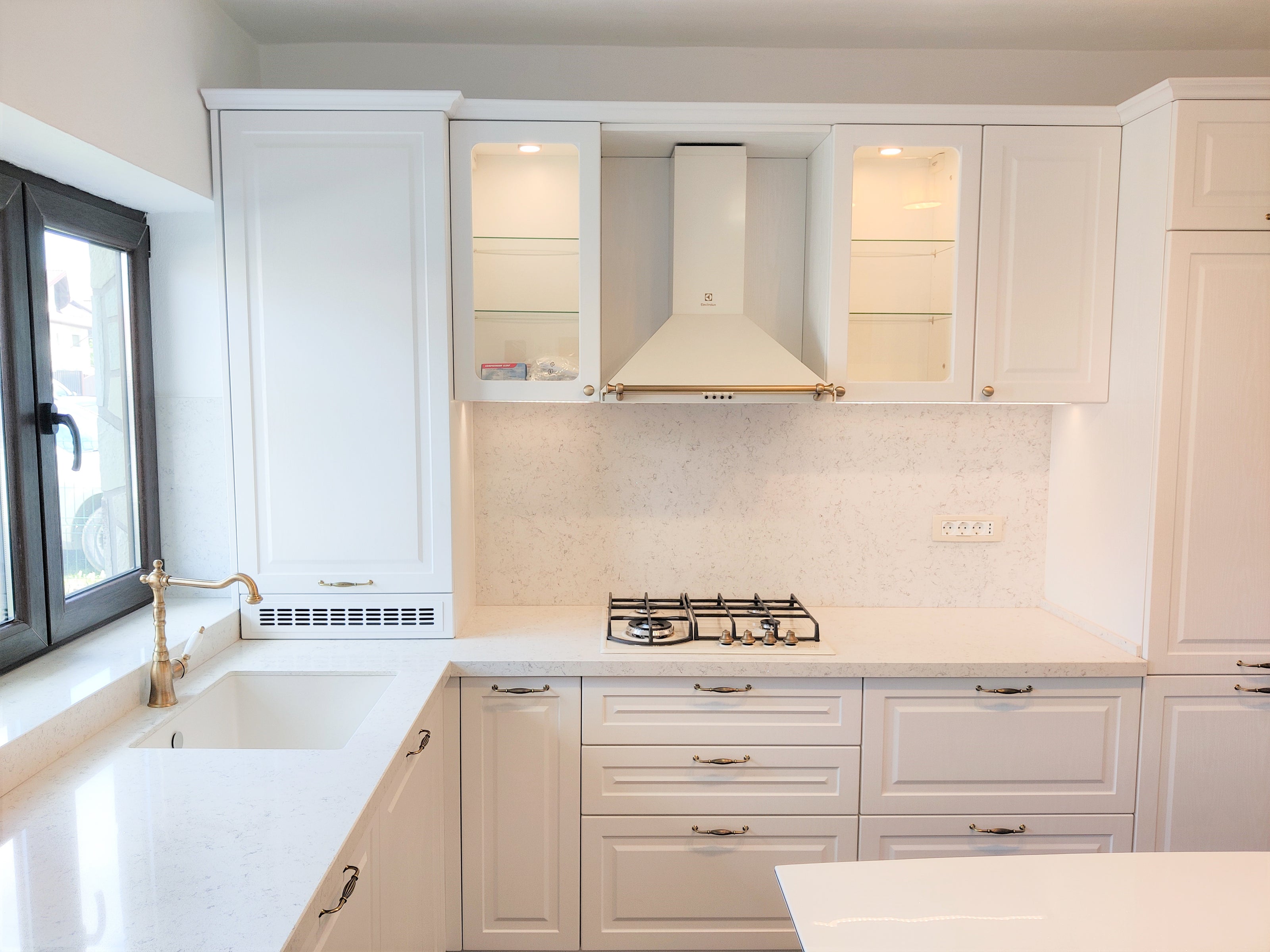 Mobilă de bucătărie din MDF termoformat fabricată la comandă de NORVINIA cu blat din cuarț compozit și chiuvetă montată sub blat