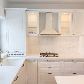 Mobilă de bucătărie din MDF termoformat fabricată la comandă de NORVINIA cu blat din cuarț compozit și chiuvetă montată sub blat