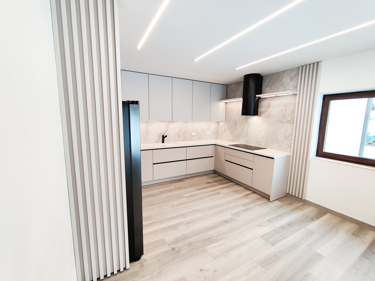 Mobilă de bucătărie fabricată la comandă de Norvinia cu blat din cuarț compozit, mobilier din MDF termoformat