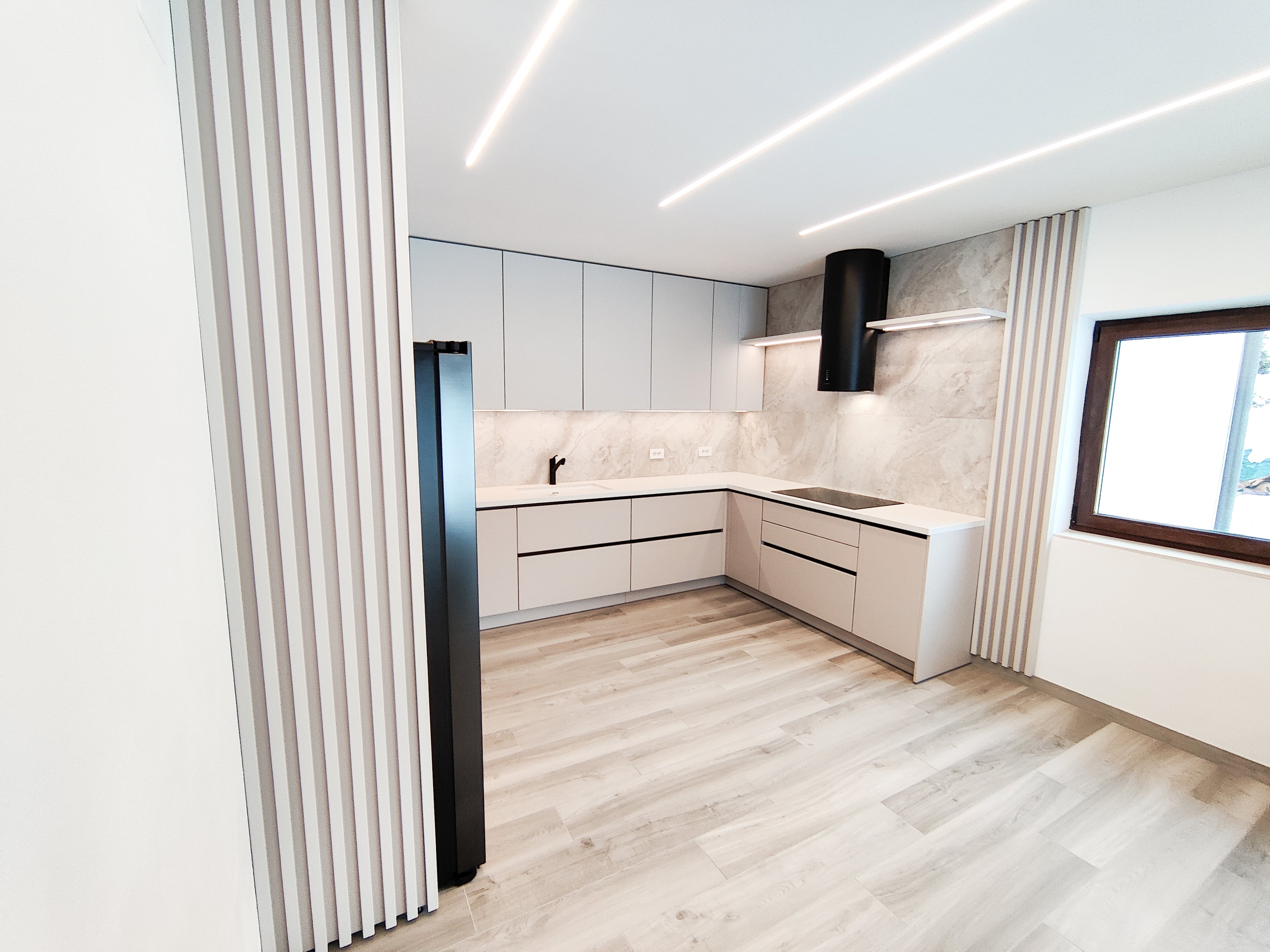 Mobilă de bucătărie fabricată la comandă de Norvinia cu blat din cuarț compozit, mobilier din MDF termoformat