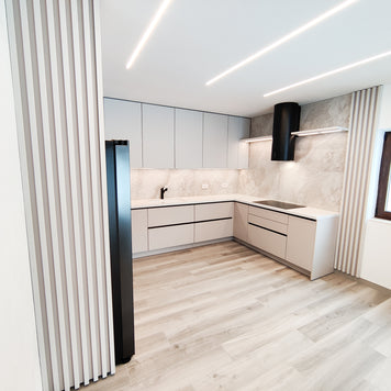 Mobilă de bucătărie fabricată la comandă de Norvinia cu blat din cuarț compozit, mobilier din MDF termoformat