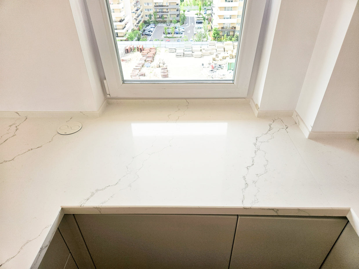 Mobilă de bucătărie fabricată la comandă de NORVINIA cu blat și glaf geam din cuarț compozit, mobilier din MDF termoformat